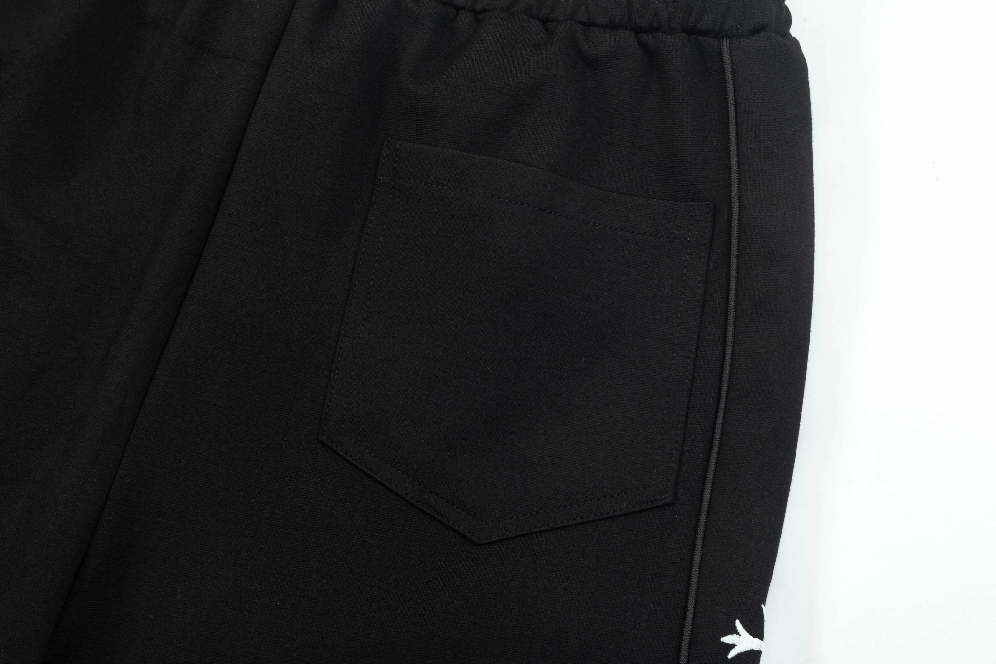 🅿️190 2025 Croxin new knitted shorts, customized fabric, knitted with knitted logo printed on it. The version is tight and three-dimensional, with straight stripe splicing. The customized trouser cord hardware has strong texture and smoothness. The upper body is comfortable and breathable. It has a concave and convex three-dimensional feel. It is fashionable and casual. Color: Black - White Size: M-4XL